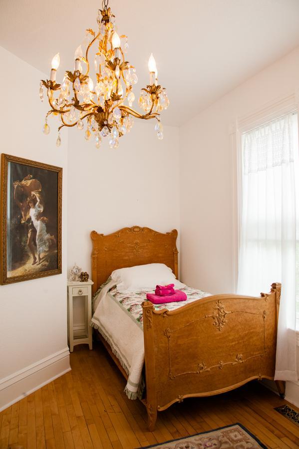 Somewhere In Time Hotel Huntley Екстериор снимка